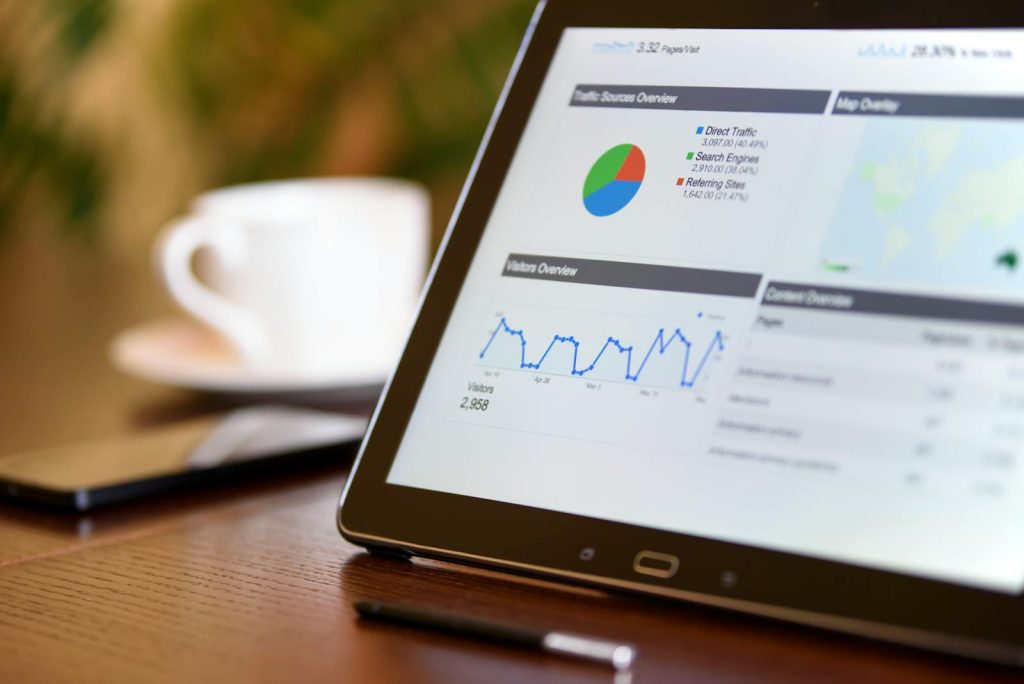 Affärsperson som analyserar data i Power BI på en skärm