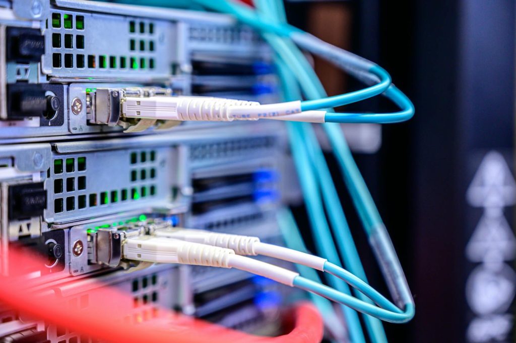 Illustration av datamigrering från lokal server till molnet