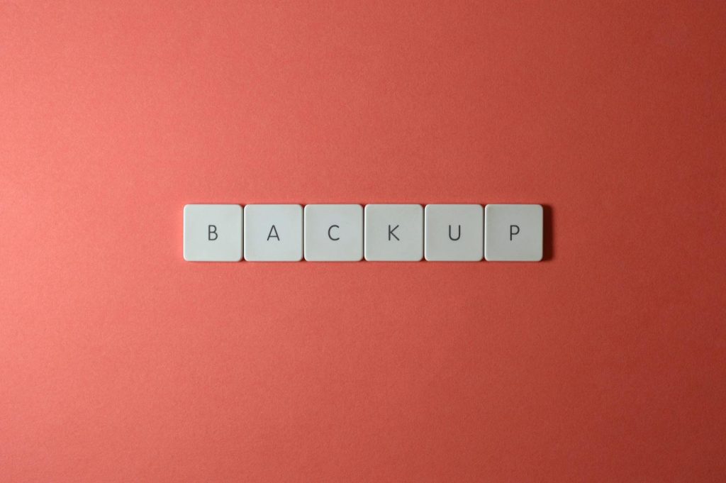 Illustration av backup‑process med molnmoln, filikoner och säkerhetsmekanismer