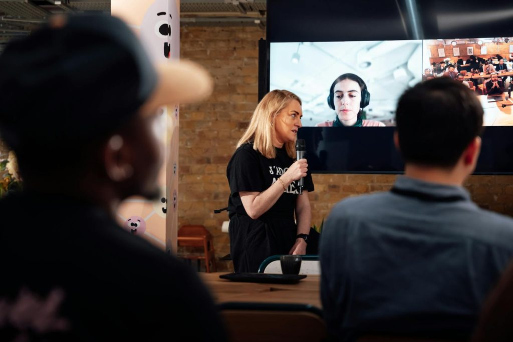 Medarbetare i hybridmöte där vissa deltar digitalt och andra fysiskt