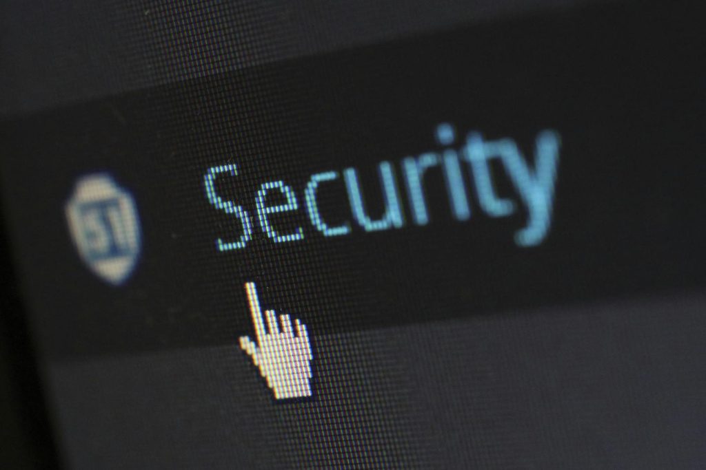Digitalt lås och cybersäkerhetsikon med företagsmiljö i bakgrunden