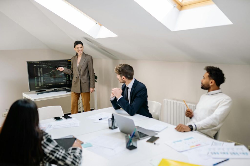 Team i digitalt arbetsmiljöprojekt med whiteboard och digitala skärmar
