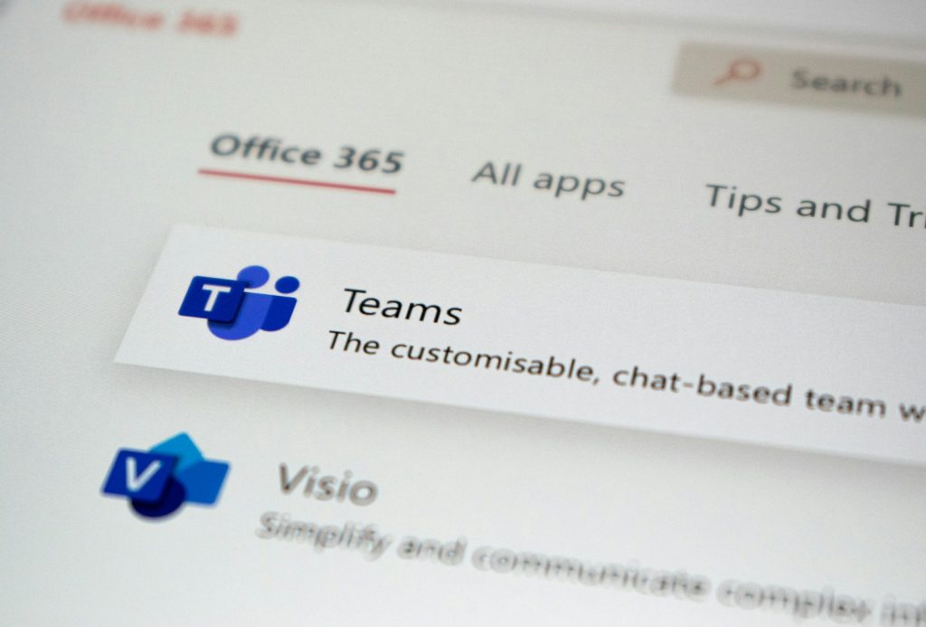 Professionellt team som samarbetar digitalt via Microsoft Teams och SharePoint